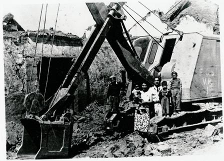 Eulogio_y_fmailia_pposando_frente_a_la_pala_mecanica_ms_destructora_que_el_terremo